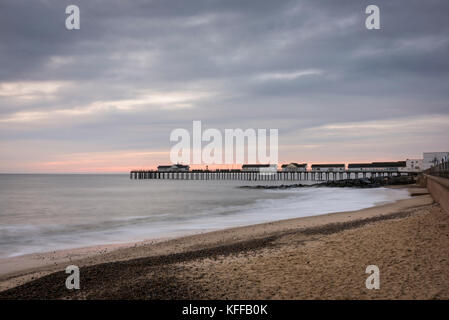 Southwold UK 28 octobre 2017. Un ciel nuageux et nouveau départ sur la côte East Anglian au lever du soleil sur la mer du Nord par Southwold Pier. Une brise de nord-ouest froid automne a apporté des températures jusqu'à environ 9 degrés. Julian crédit Eales/Alamy Live News Banque D'Images