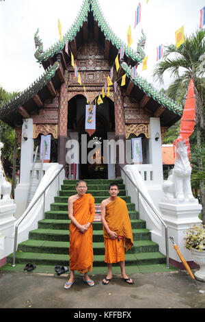 Chiang Rai, Thaïlande. 28 oct, 2017. Le vent du changement ne cessent à travers la Thaïlande, deux jours après la crémation royale, la société thaïlandaise sont issues de la longue le deuil et les citoyens ne portent pas seulement noir, les gens dans la rue sont à l'avant pour le futur roi, Maha Vajiralongkorn, règne, les temples sont toujours afficher des photos du roi, mais sont maintenant afficher à côté des photographies du nouveau roi, et même jeune sont obliviously montrant un peu d'amour et d'affection ouvertement dans les rues crédit : Paul quezada-neiman/Alamy live news Banque D'Images