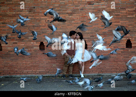 Chiang Rai, Thaïlande. 28 oct, 2017. Le vent du changement ne cessent à travers la Thaïlande, deux jours après la crémation royale, la société thaïlandaise sont issues de la longue le deuil et les citoyens ne portent pas seulement noir, les gens dans la rue sont à l'avant pour le futur roi, Maha Vajiralongkorn, règne, les temples sont toujours afficher des photos du roi, mais sont maintenant afficher à côté des photographies du nouveau roi, et même jeune sont obliviously montrant un peu d'amour et d'affection ouvertement dans les rues crédit : Paul quezada-neiman/Alamy live news Banque D'Images