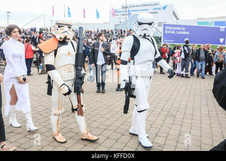 London uk. 28 octobre 2017. Les participants déguisés en star wars stormtroopers assister à la deuxième journée de l'événement de trois jours à la 32e mcm comic con convention qui fonctionne à l'excel centre london crédit : amer ghazzal/Alamy live news Banque D'Images