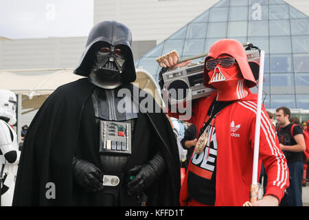 London uk. 28 octobre 2017. Les participants déguisés en star wars darth vaders assister à la deuxième journée de l'événement de trois jours à la 32e mcm comic con convention qui fonctionne à l'excel centre london crédit : amer ghazzal/Alamy live news Banque D'Images