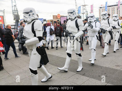 London uk. 28 octobre 2017. Les participants habillés star wars stormtroopers assister à la deuxième journée de l'événement de trois jours à la 32e mcm comic con convention qui fonctionne à l'excel centre london crédit : amer ghazzal/Alamy live news Banque D'Images