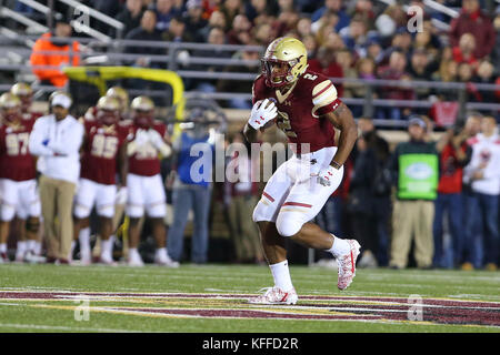 Alumni Stadium. 27 Oct, 2017. MA, USA, Boston College Eagles AJ running back Dillon (2) s'exécute avec le ballon lors de la NCAA football match entre Florida State Seminoles et Boston College Eagles à Alumni Stadium. Boston College défait 35-3 de l'État de Floride. Anthony Nesmith/CSM/Alamy Live News Banque D'Images