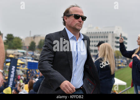 Morgantown, West Virginia, USA. 28 Oct, 2017. West Virginia Mountaineers DANA entraîneur-chef HOLGORSEN entre dans le stade sur l'alpiniste homme voyage avant d'un jeu joué à Mountaineer Field de Morgantown, WV. Credit : Ken Inness/ZUMA/Alamy Fil Live News Banque D'Images