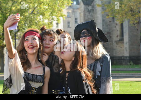 Bristol, Royaume-Uni. 28 Oct, 2017. Des milliers de personnes ont participé à la zombie walk de Bristol qui a commencé sur College Green.Crédit : Robert Timoney/Alamy Live News Banque D'Images