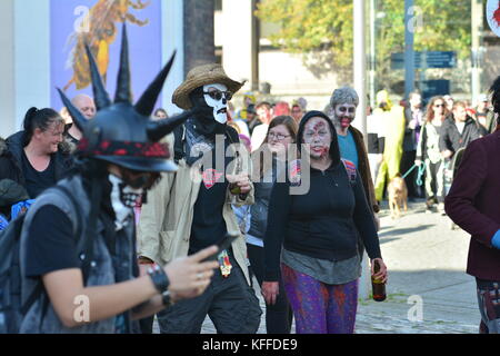 Bristol, Royaume-Uni. 28 Oct, 2017. Des milliers de personnes ont participé à la zombie walk de Bristol qui a commencé sur College Green.Crédit : Robert Timoney/Alamy Live News Banque D'Images