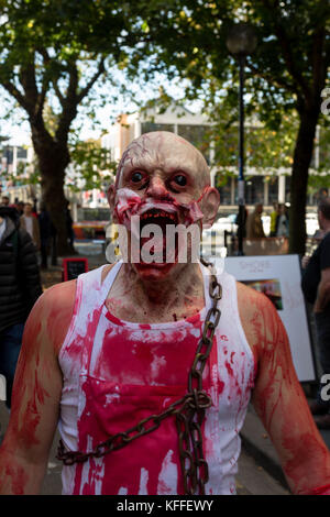 Bristol, Royaume-Uni. 28 Oct, 2017. Des centaines de personnes pour la 10e édition de la Zombie Walk Bristol Crédit : Rob Hawkins/Alamy Live News Banque D'Images