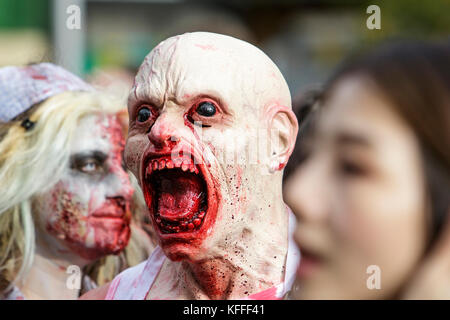 Bristol, Royaume-Uni. 28 oct, 2017. Les gens habillés comme des zombies sont représentés comme ils participent à un zombie à pied à travers le centre ville. Banque D'Images