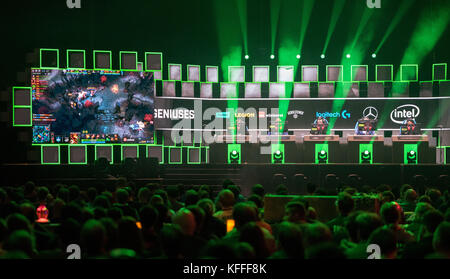 Hambourg, Allemagne. 28 octobre 2017. Les visiteurs regardent l'équipe chinoise Keen Gaming à l'événement e-sport ESL One dans la Barclaycard Arena à Hambourg, en Allemagne, du 28 au 30 octobre 2017. Des milliers de spectateurs devraient assister aux événements selon l'organisateur. Les concurrents jouent au jeu informatique Dota 2 pour un prix d'un million de dollars américains. Crédit : Daniel Bockwoldt/dpa/Alamy Live News Banque D'Images