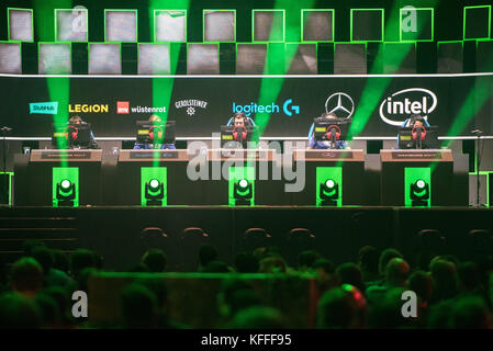 Hambourg, Allemagne. 28 octobre 2017. Les visiteurs regardent l'équipe chinoise Keen Gaming à l'événement e-sport ESL One dans la Barclaycard Arena à Hambourg, en Allemagne, du 28 au 30 octobre 2017. Des milliers de spectateurs devraient assister aux événements selon l'organisateur. Les concurrents jouent au jeu informatique Dota 2 pour un prix d'un million de dollars américains. Crédit : Daniel Bockwoldt/dpa/Alamy Live News Banque D'Images