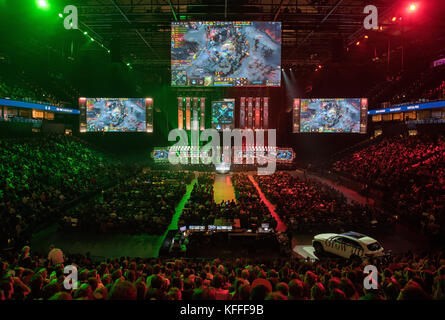 Hambourg, Allemagne. 28 octobre 2017. Les visiteurs regardent l'équipe chinoise Keen Gaming à l'événement e-sport ESL One dans la Barclaycard Arena à Hambourg, en Allemagne, du 28 au 30 octobre 2017. Des milliers de spectateurs devraient assister aux événements selon l'organisateur. Les concurrents jouent au jeu informatique Dota 2 pour un prix d'un million de dollars américains. Crédit : Daniel Bockwoldt/dpa/Alamy Live News Banque D'Images