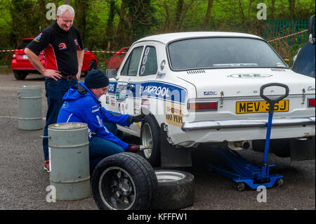 Bantry, Irlande. Samedi 28 Octobre, 2017. Une voiture de rallye en compétition dans tomorrow's West Cork Fastnet Rally a l'une de ses roues modifié au cours de la vérification. Le rallye commence tôt le matin de torrow West Lodge Hotel à Bantry et prend dans la campagne locale avant de terminer demain après-midi. Credit : Andy Gibson/Alamy Live News. Banque D'Images