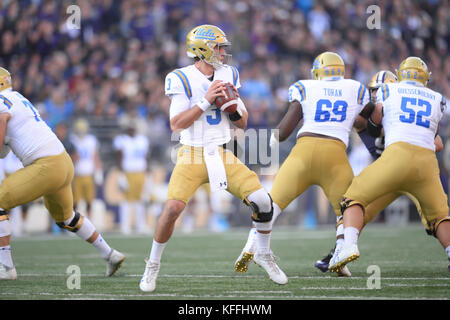 Seattle, WA, USA. 28 Oct, 2017. UCLA quarterback Josh Rosen (3) met en place d'adopter au cours d'un CIP12 match de football entre l'UCLA Bruins et les Washington Huskies. Le jeu a été joué au Husky Stadium sur le campus de l'Université de Washington à Seattle, WA. Jeff Halstead/CSM/Alamy Live News Banque D'Images