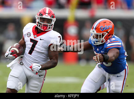 Jacksonville, Floride, USA. 28 Oct, 2017. MONICA HERNDON | fois.Florida Gator linebacker David Reese (33) tente de mettre fin à la Géorgie d'utiliser de nouveau des Bulldogs D'Andre Swift (7) au cours du premier trimestre de le match contre les Bulldogs de la Géorgie à l'EverBank Field, à Jacksonville, en Floride, le 28 octobre 2017. À la moitié des Bulldogs la Géorgie ont augmenté de 21 à 0. Credit : Monica Herndon/Tampa Bay Times/ZUMA/Alamy Fil Live News Banque D'Images