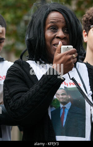 Londres, Royaume-Uni. 28 octobre, 2017. Margaret Smith, mère de jermaine baker, adresses de militants de l'organisation des familles et amis campagne (uffc) suivant leur procession annuelle en mémoire des membres de la famille et les amis qui est mort en garde à vue, la prison, la détention de l'immigration ou sécuriser les hôpitaux psychiatriques. jermaine Baker, 28 ans, a été abattu au cours d'une opération de la police métropolitaine à Wood Green le 11 décembre 2015. Il n'était pas armé. crédit : mark kerrison/Alamy live news Banque D'Images