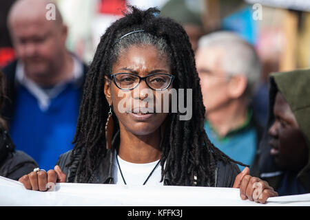 Londres, Royaume-Uni. 28 octobre, 2017. marcia rigg, soeur de sean rigg, parmi les militants de l'organisation des familles et amis campagne (uffc) prenant part à leur procession annuelle en mémoire des membres de la famille et les amis qui est mort en garde à vue, la prison, la détention de l'immigration ou sécuriser les hôpitaux psychiatriques. Sean rigg, 40 ans, est décédé le 21 août 2008 lors de sa garde à vue au commissariat de police de Brixton. crédit : mark kerrison/Alamy live news Banque D'Images