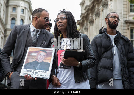 Londres, Royaume-Uni. 28 octobre, 2017. marcia rigg, frère de Sean rigg, parle d'un militant français à la suite de la procession annuelle par l'organisation des familles et amis (campagne) uffc en souvenir des membres de la famille et les amis qui est mort en garde à vue, la prison, la détention des immigrants ou des hôpitaux psychiatriques. uffc sécurisé a été créé en 1997 par les familles qui avaient perdu des proches aux mains de l'état avec l'intention de défier l'injustice systémique. crédit : mark kerrison/Alamy live news Banque D'Images