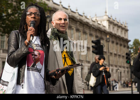 Londres, Royaume-Uni. 28 octobre, 2017. marcia rigg, soeur de sean rigg, adresses de militants de l'organisation des familles et amis campagne (uffc) suivant leur procession annuelle en mémoire des membres de la famille et les amis qui est mort en garde à vue, la prison, la détention de l'immigration ou sécuriser les hôpitaux psychiatriques. Sean rigg, 40 ans, est décédé le 21 août 2008 lors de sa garde à vue au commissariat de police de Brixton. crédit : mark kerrison/Alamy live news Banque D'Images