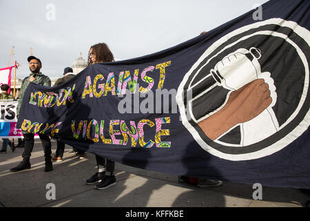 Londres, Royaume-Uni. 28 octobre, 2017. Les partisans de l'organisation des familles et amis campagne (uffc) tenir un 'Londres contre la violence policière' banner avant la procession annuelle en mémoire des membres de la famille et les amis qui est mort en garde à vue, la prison, la détention des immigrants ou des hôpitaux psychiatriques. uffc sécurisé a été créé en 1997 par les familles qui avaient perdu des proches aux mains de l'état avec l'intention de défier l'injustice systémique. crédit : mark kerrison/Alamy live news Banque D'Images