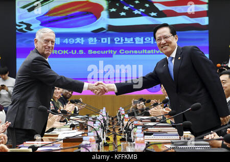 Séoul, Corée du Sud. 29 octobre 2017. 28 octobre 2017-Ministère de la Défense, Séoul, Corée du Sud-dans cette photo publiée par Korea POOL. Le secrétaire américain à la Défense Jim Mattis serre la main avec le ministre sud-coréen de la Défense, Song Young-Moo, lors de la 49e réunion consultative de sécurité (SCM) au ministère de la Défense à Séoul, Corée du Sud, le 28 octobre 2017. Crédit : Pool photos/ZUMA Wire/Alamy Live News Banque D'Images