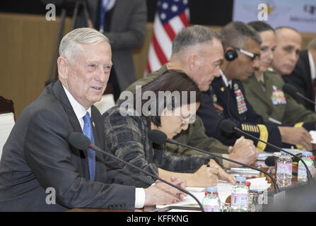 Séoul, Corée du Sud. 28 oct, 2017 28 octobre, 2017.-ministère de la défense, Séoul, Corée du sud-dans cette photo publiée par la Corée piscine. secrétaire américain à la défense, jim mattis et ministre de la défense sud-coréen song young-moo(pas de photo) parler au cours de la 49e réunion consultative de sécurité (SCM) au ministère de la défense à Séoul, Corée du Sud le 28 octobre 2017. Crédit photos : piscine/zuma/Alamy fil live news Banque D'Images