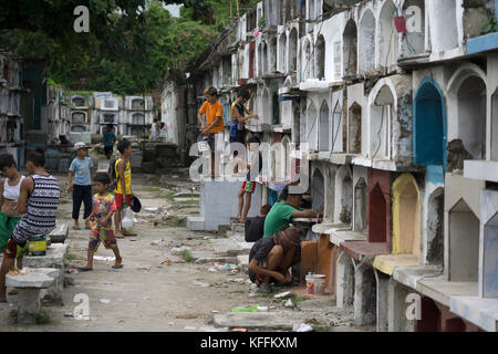 Cimetière de Carreta, ville de Cebu, Philippines. 28 octobre 2017. En prévision de la Toussaint et de la Toussaint tombant respectivement le 31 octobre et le 1er novembre, les cryptes et tombes seront redécorées. Cela sera entrepris par des membres de la famille ou des enfants locaux qui sont payés une petite quantité d'argent pour réaliser le travail de faire le lieu de repos d'un être cher semblent plus présentables. Credit: Imagegallery2/Alamy Live News Banque D'Images