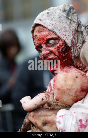 Montréal, Canada. 28 octobre, 2017. un zombie mère femmes participant à la zombie walk de Montréal Photo : Richard prudhomme/Alamy live news Banque D'Images