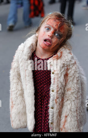 Montréal, Canada. 28 octobre, 2017. Une jeune fille participant à la zombie Zombie Walk de Montréal Photo : Richard prudhomme/Alamy live news Banque D'Images