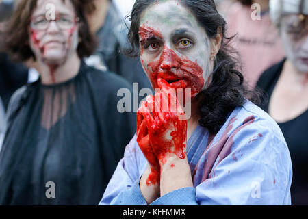 Montréal, Canada. 28 octobre, 2017. Une femme de sang froid participant à la zombie walk de Montréal Photo : Richard prudhomme/Alamy live news Banque D'Images