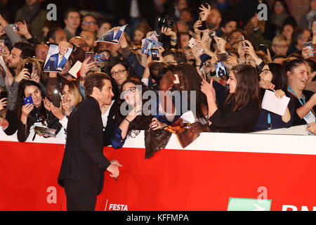 Rome Italie. 28 octobre, 2017. Jake Gyllenhaal avec les fans pendant le tapis rouge du film « plus élevés' avec l'acteur américain Jake Gyllenhaal pendant Film Fest Crédit : Gennaro Leonardi / Alamy Live News Banque D'Images