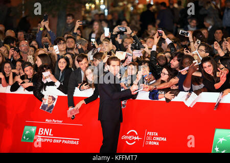 Rome, Italie. 28 Oct, 2017. Jake Gyllenhaal signer des autographes pendant le tapis rouge du film « plus élevés' avec l'acteur américain Jake Gyllenhaal pendant le Festival du Film de Rome : Crédit Gennaro Leonardi/Alamy Live News Banque D'Images