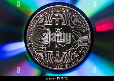 Bitcoin or sur une surface réfléchissante multicolore irisé Banque D'Images