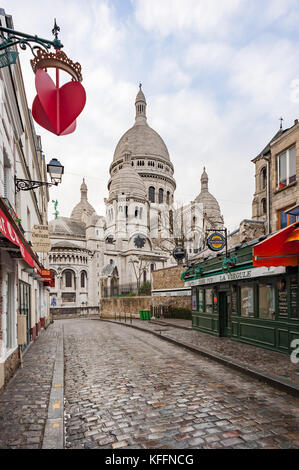 Tôt le matin dans la rue vide avec le Sacré-Coeur de Montmartre Banque D'Images