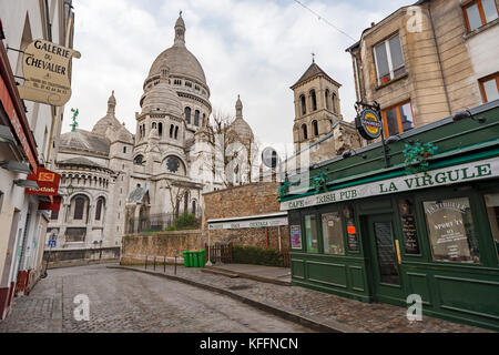 Tôt le matin dans la rue vide avec le Sacré-Coeur de Montmartre Banque D'Images