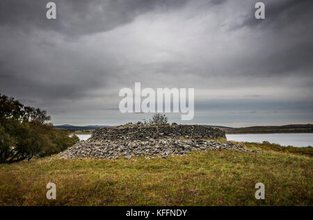 L'Âge du Fer Sallachy Broch sur le bord du Loch Shin près de Lairg, Sutherland, les Highlands écossais, UK Banque D'Images