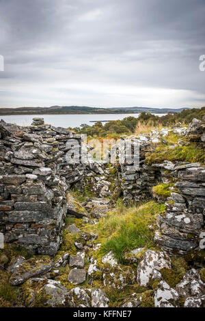 L'Âge du Fer Sallachy Broch sur le bord du Loch Shin près de Lairg, Sutherland, les Highlands écossais, UK Banque D'Images