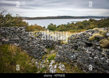 L'Âge du Fer Sallachy Broch sur le bord du Loch Shin près de Lairg, Sutherland, les Highlands écossais, UK Banque D'Images