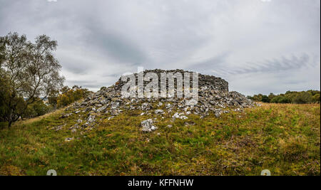 L'Âge du Fer Sallachy Broch sur le bord du Loch Shin près de Lairg, Sutherland, les Highlands écossais, UK Banque D'Images