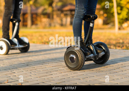 Jambes d'hommes sur scooter électrique en plein air gyroscooter Banque D'Images