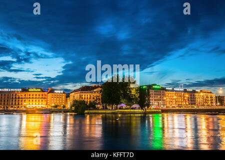 Vue sur le Rhône, l'île Ile Rousseau et de l'autre côté de la rue Quai des Bergues. Genève, Suisse. Banque D'Images