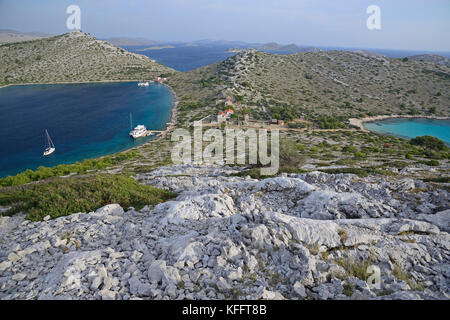 Port naturel sur l'île inhabitée Lebrnaka, Nationalpark Kornati Islands, mer Adriatique, mer Méditerranée, Dalmatie, Croatie Banque D'Images