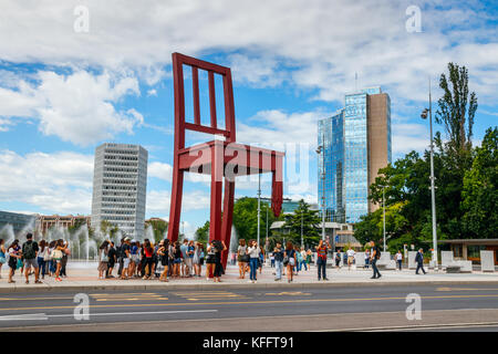 Place des Nations Unies, avec des touristes à la chaise brisée et le siège de l'Organisation mondiale de la propriété intellectuelle. Genève, Suisse. Banque D'Images