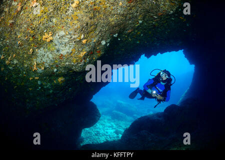 Suba diver sur l'entrée d'une grotte, mer Adriatique, mer méditerranée, île de Lastovo, Dalmatie, Croatie, M. oui Banque D'Images