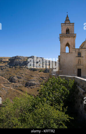 Le campanile de l'église de San Pietro le Dodici lune, et au-delà, le ravin de la Gravina, Matera, Basilicate, Italie Banque D'Images