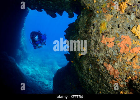 Suba Diver à l'entrée d'une grotte, Mer Adriatique, Mer méditerranée, Île Lastovo, Dalmatie, Croatie, MR Oui Banque D'Images
