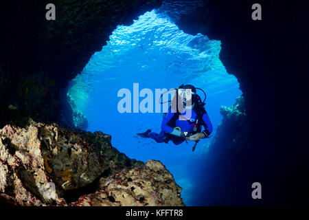 Suba Diver à l'entrée d'une grotte, Mer Adriatique, Mer méditerranée, Île Lastovo, Dalmatie, Croatie, MR Oui Banque D'Images