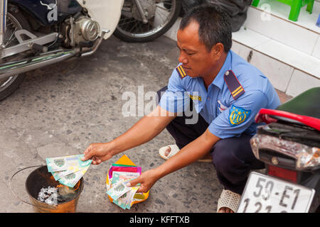 Flamber de l'argent (Ghost/argent Votive, Joss papier) au Vietnam Banque D'Images