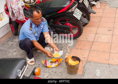 Flamber de l'argent (Ghost/argent Votive, Joss papier) au Vietnam Banque D'Images