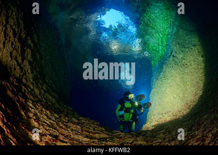 Plongeur à l'entrée de la grotte du lac de l'île Susac, mer Adriatique, Parc naturel Lastovo, île Susac, Dalmatie, Croatie Banque D'Images