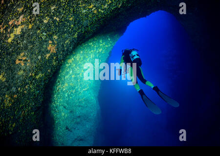 Plongeur à l'entrée de la grotte du lac de l'île Susac, mer Adriatique, Parc naturel Lastovo, île Susac, Dalmatie, Croatie Banque D'Images